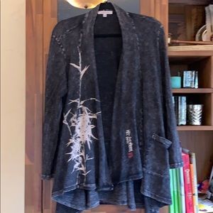 Lightweight 100% cotton kimono.